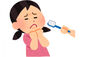 こんにちは。大阪市鶴見区にある、いちば歯科医院です。 朝の支度って、本当にバタバタしますよね。着替えさせて、朝ごはん食べさせて、忘れ物チェックして…「あ、歯磨きできてない！」と気づいたときには、もう時間がない、なんて日もあると思います。「夜はちゃんと磨いたし、今日は仕方ないかな」と思いながら送り出したこと、きっと多くのママが経験しているはずです。今回は、そんな忙しい朝でも無理なくできる“1分ケア”を中心に、お子さんの歯を守るヒントをお伝えします。  朝の歯磨き、できなかった日は本当に問題ない？  「夜にちゃんと磨いてるから、朝はできなくても大丈夫かな？」と思いますよね。実は、朝起きたばかりのお口の中は、思っている以上に細菌が増えやすい状態なんです。寝ている間は唾液が少なくなるので、汚れや細菌がそのまま残りやすくなります。起きたときにお口がネバネバしたり、においが気になったりするのは、そのサインです。 この状態のまま園や学校に行って、間食や給食を食べると、細菌は一気に元気になります。特に乳歯や生えたばかりの永久歯は弱いので、虫歯が進みやすいんですね。だからといって、1日できなかったからといって、すぐに大きな問題になるわけではありません。でも、「朝は何もしない日」が続いてしまうと、虫歯や歯ぐきのトラブルにつながりやすくなります。 もうひとつ大切なのは、習慣の面です。朝に歯磨きをしない日が続くと、「朝は磨かなくていいんだ」と子どもが覚えてしまうこともあります。完璧じゃなくて大丈夫なので、朝も何かしらケアする流れを作ってあげることが大切です。  「仕上げ磨きはいつまで？」よくある誤解と本当の話  「仕上げ磨きって、いつまでやればいいんですか？」これは本当によく聞かれる質問です。何歳まで、とピッタリ決めるのは難しいのですが、目安としては小学校中学年くらいまでは、見守りや仕上げを続けてあげたいところです。というのも、手先の器用さや集中力には個人差があり、大人が思っている以上に磨き残しが多いからです。 特に奥歯や歯と歯の間は、子どもだけではなかなかきれいにできません。「もう大きいから一人でいいかな」と思っても、ときどきチェックしてあげるだけで、虫歯のリスクはぐっと下がります。 仕上げ磨きには、もうひとつ大事な役割があります。それは、お口の変化に早く気づけることです。歯の色が変わっていないか、歯ぐきが赤くなっていないか、痛そうにしていないか。毎日見ているからこそ、ちょっとした変化に気づけます。朝は軽く、夜はしっかり、そんな分け方でも十分です。  忙しい朝でもできる“1分ケア”の考え方  「朝は本当に時間がない…」そんなママにこそ知ってほしいのが、“1分ケア”という考え方です。長く磨けなくても、お口の中の細菌を少し減らすだけで意味はあります。前歯と奥歯をサッと磨く、しっかりうがいをする、それだけでも違います。 大切なのは、「ちゃんとできなかった」と思わないことです。1分でもできたら、それは立派なケアです。朝は「ここだけはやろう」とポイントを決めておくと、気持ちも楽になります。 続けるコツは、朝の流れに組み込むこと。顔を洗ったら歯ブラシ、着替えの前にうがい、など順番を決めておくと忘れにくくなります。タイマーを使ったり、短い音楽を流したりすると、子どもも楽しく取り組めます。朝の歯磨きを「大変なこと」ではなく、「すぐ終わるいつものこと」にしていきましょう。  妊婦さん・ママの口の環境が子どもに与える影響  妊婦さんやママにぜひ知っておいてほしいのが、大人のお口の環境が、子どもにも影響するということです。虫歯の原因菌は、生まれつきあるわけではなく、身近な大人からうつることが多いと言われています。 妊娠中はホルモンの影響で、歯ぐきが腫れやすくなったり、虫歯が進みやすくなったりします。さらに、出産後は自分のことは後回しになりがちですよね。でも、ママやパパのお口の状態が乱れると、知らないうちに子どもに影響してしまうこともあります。 だからこそ、妊娠中から歯科医院でチェックを受けて、自分のお口を整えておくことが大切です。大人がケアを大切にする姿は、子どもにとっても自然なお手本になります。親子で一緒に守っていく、そんな気持ちで十分です。  「やりすぎ」「放置」に注意したいポイント  歯を守ろうと一生懸命になるあまり、ゴシゴシ強く磨いてしまうことがあります。でも、力が強すぎると歯や歯ぐきを傷つけてしまい、歯磨きが嫌いになる原因にもなります。反対に、「どうせ生え替わるから」と放っておくのも注意が必要です。乳歯の虫歯は、永久歯の生え方やかみ合わせに影響することがあります。 「嫌がるから今日はやめておこう」という日が続くと、歯磨きが特別なものになってしまいます。完璧じゃなくていいので、短時間でも毎日触れる習慣を作ってあげてください。迷ったときは、歯科医院で相談しても大丈夫です。ご家庭に合ったやり方を一緒に考えます。  まとめ・いちば歯科医院からのメッセージ  朝の歯磨きが毎日完璧じゃなくても大丈夫です。「できなかった日」を責めるより、「できたこと」を大切にしてください。大阪市鶴見区のいちば歯科医院では、妊婦さんや子育て中のママの気持ちに寄り添いながら、無理のない予防ケアをお伝えしています。 「これで合っているのかな？」「うちの子はどうしたらいい？」そんなときは、どうぞ気軽にご相談ください。お子さんの成長を、お口の健康から一緒に見守っていきましょう。