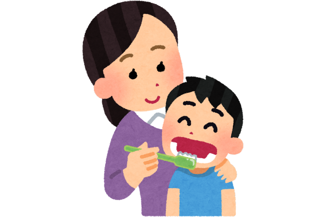 こんにちは。大阪市鶴見区にある、いちば歯科医院です。 朝の支度って、本当にバタバタしますよね。着替えさせて、朝ごはん食べさせて、忘れ物チェックして…「あ、歯磨きできてない！」と気づいたときには、もう時間がない、なんて日もあると思います。「夜はちゃんと磨いたし、今日は仕方ないかな」と思いながら送り出したこと、きっと多くのママが経験しているはずです。今回は、そんな忙しい朝でも無理なくできる“1分ケア”を中心に、お子さんの歯を守るヒントをお伝えします。 朝の歯磨き、できなかった日は本当に問題ない？ 「夜にちゃんと磨いてるから、朝はできなくても大丈夫かな？」と思いますよね。実は、朝起きたばかりのお口の中は、思っている以上に細菌が増えやすい状態なんです。寝ている間は唾液が少なくなるので、汚れや細菌がそのまま残りやすくなります。起きたときにお口がネバネバしたり、においが気になったりするのは、そのサインです。 この状態のまま園や学校に行って、間食や給食を食べると、細菌は一気に元気になります。特に乳歯や生えたばかりの永久歯は弱いので、虫歯が進みやすいんですね。だからといって、1日できなかったからといって、すぐに大きな問題になるわけではありません。でも、「朝は何もしない日」が続いてしまうと、虫歯や歯ぐきのトラブルにつながりやすくなります。 もうひとつ大切なのは、習慣の面です。朝に歯磨きをしない日が続くと、「朝は磨かなくていいんだ」と子どもが覚えてしまうこともあります。完璧じゃなくて大丈夫なので、朝も何かしらケアする流れを作ってあげることが大切です。 「仕上げ磨きはいつまで？」よくある誤解と本当の話 「仕上げ磨きって、いつまでやればいいんですか？」これは本当によく聞かれる質問です。何歳まで、とピッタリ決めるのは難しいのですが、目安としては小学校中学年くらいまでは、見守りや仕上げを続けてあげたいところです。というのも、手先の器用さや集中力には個人差があり、大人が思っている以上に磨き残しが多いからです。 特に奥歯や歯と歯の間は、子どもだけではなかなかきれいにできません。「もう大きいから一人でいいかな」と思っても、ときどきチェックしてあげるだけで、虫歯のリスクはぐっと下がります。 仕上げ磨きには、もうひとつ大事な役割があります。それは、お口の変化に早く気づけることです。歯の色が変わっていないか、歯ぐきが赤くなっていないか、痛そうにしていないか。毎日見ているからこそ、ちょっとした変化に気づけます。朝は軽く、夜はしっかり、そんな分け方でも十分です。 忙しい朝でもできる“1分ケア”の考え方 「朝は本当に時間がない…」そんなママにこそ知ってほしいのが、“1分ケア”という考え方です。長く磨けなくても、お口の中の細菌を少し減らすだけで意味はあります。前歯と奥歯をサッと磨く、しっかりうがいをする、それだけでも違います。 大切なのは、「ちゃんとできなかった」と思わないことです。1分でもできたら、それは立派なケアです。朝は「ここだけはやろう」とポイントを決めておくと、気持ちも楽になります。 続けるコツは、朝の流れに組み込むこと。顔を洗ったら歯ブラシ、着替えの前にうがい、など順番を決めておくと忘れにくくなります。タイマーを使ったり、短い音楽を流したりすると、子どもも楽しく取り組めます。朝の歯磨きを「大変なこと」ではなく、「すぐ終わるいつものこと」にしていきましょう。 妊婦さん・ママの口の環境が子どもに与える影響 妊婦さんやママにぜひ知っておいてほしいのが、大人のお口の環境が、子どもにも影響するということです。虫歯の原因菌は、生まれつきあるわけではなく、身近な大人からうつることが多いと言われています。 妊娠中はホルモンの影響で、歯ぐきが腫れやすくなったり、虫歯が進みやすくなったりします。さらに、出産後は自分のことは後回しになりがちですよね。でも、ママやパパのお口の状態が乱れると、知らないうちに子どもに影響してしまうこともあります。 だからこそ、妊娠中から歯科医院でチェックを受けて、自分のお口を整えておくことが大切です。大人がケアを大切にする姿は、子どもにとっても自然なお手本になります。親子で一緒に守っていく、そんな気持ちで十分です。 「やりすぎ」「放置」に注意したいポイント 歯を守ろうと一生懸命になるあまり、ゴシゴシ強く磨いてしまうことがあります。でも、力が強すぎると歯や歯ぐきを傷つけてしまい、歯磨きが嫌いになる原因にもなります。反対に、「どうせ生え替わるから」と放っておくのも注意が必要です。乳歯の虫歯は、永久歯の生え方やかみ合わせに影響することがあります。 「嫌がるから今日はやめておこう」という日が続くと、歯磨きが特別なものになってしまいます。完璧じゃなくていいので、短時間でも毎日触れる習慣を作ってあげてください。迷ったときは、歯科医院で相談しても大丈夫です。ご家庭に合ったやり方を一緒に考えます。 まとめ・いちば歯科医院からのメッセージ 朝の歯磨きが毎日完璧じゃなくても大丈夫です。「できなかった日」を責めるより、「できたこと」を大切にしてください。大阪市鶴見区のいちば歯科医院では、妊婦さんや子育て中のママの気持ちに寄り添いながら、無理のない予防ケアをお伝えしています。 「これで合っているのかな？」「うちの子はどうしたらいい？」そんなときは、どうぞ気軽にご相談ください。お子さんの成長を、お口の健康から一緒に見守っていきましょう。